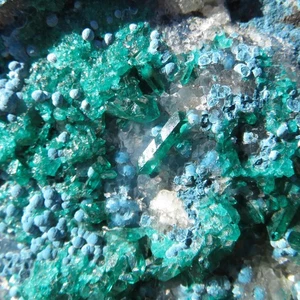Mineralien *** AUSSERGEWÖHNLICHE GRÜNE DIOPTASE mit CHRISOCOLLA und SCHATTUCKIT Namibia - Bild 1 von 4