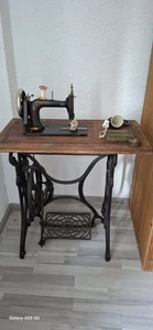 Antike Nähmaschine mit Tisch und Tretpedal - Bild 1 von 4