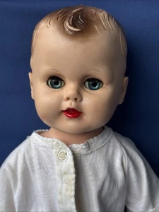 Vintage 21 Zoll Baby Puppe Schlafaugen Stofftier Vinyl oder Gummikörper geformtes Haar - Bild 1 von 10