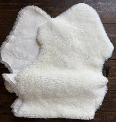 Alfombra de piel de oveja rizada de lana corta Auskin/Cerámica Barn Illya 2’x6’ precio de venta sugerido por el fabricante 329 USD Foto 1 de 4