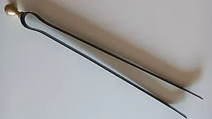PINZA PER CAMINO IN FERRO BATTUTO LUNGHEZZA 63 CM CON POMELLO IN OTTONE 35 MM - Foto 1 di 1
