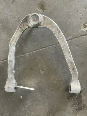 Brazo de control de suspensión superior delantero izquierdo Infiniti M35 M45 08-10 54525-EG000 Foto 1 de 4
