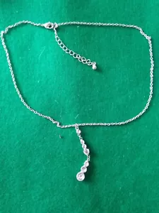 White Metal Necklace And Earring With Crystal Detail - Bild 1 von 6