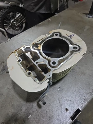 Honda VTX 1800 2002-2005 cilindro motor trasero jarra barril OEM 12120-MCH-010 Foto 1 de 4