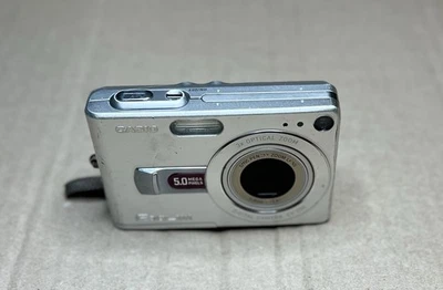 Casio EXILIM EX-Z50 5.0MP Digital Camera - Silver - Image 1 of 4
