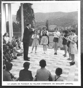 1949 -- DIEULEFIT . LECON DE MUSIQUE AU VILLAGE D ENFANTS . 4C192 - Picture 1 of 1