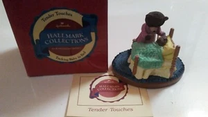 1990 Hallmark Collections Tender Touches Tucking Baby in Bed - Bild 1 von 3