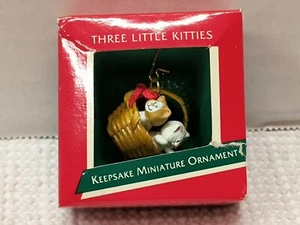 1998 Hallmark Karten drei kleine Kätzchen Andenken Miniatur Ornament 1" x 1" - Bild 1 von 7