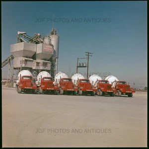Camiones de reparto de hormigón Mac de la década de 1960 y negativo de color de formato medio original de fábrica 2 - Imagen 1 de 1