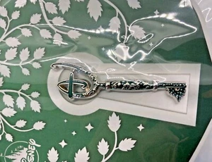 Disney Store Opening Ceremony Key Pin Replica Green Key Limited Edition NEU - Bild 1 von 3