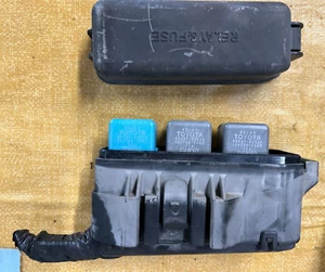 04 05 06 07 TOYOTA HIGHLANDER 3.3L A/T RELAY FUSE BOX w/ Lid OEM Free Ship B24 - Picture 1 of 7