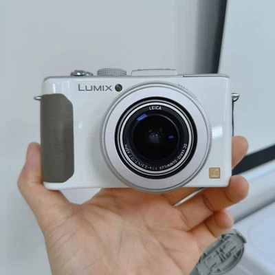 Цифровая камера Panasonic LUMIX DMC-LX7 10,1 Мп 3,8-кратный оптический зум белая на английском языке - Изображение 1 из 4