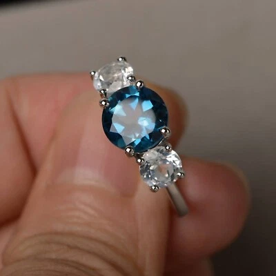 Anillo de compromiso de topacio azul Londres corte redondo gemas de plata topacio blanco acento piedra Foto 1 de 4