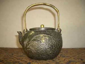 Antiker japanischer Eisen Wasserkocher S R Höhe 8,8 Zoll DIA 6,8 Zoll Pflanzenmuster #6 - Bild 1 von 4