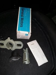 1974 GM Trunk Lock NO KEY 482552 NOS OEM CHEVY - Picture 1 of 3
