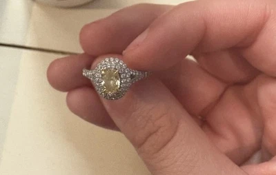 Anillo solitario de platino con diamantes amarillos intensos de lujo de Tiffany & Co. Foto 1 de 4