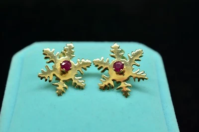 Aretes tamaño botón rubí diseño copo de nieve oro amarillo 14K Foto 1 de 4