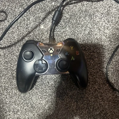 Mando Xbox con cable con diseño negro y plateado, probado y funciona muy bien! Foto 1 de 3
