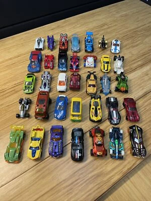 Lote de 30+ Coches Escala 1:64 Hot Wheels Matchbox Superman Fisher Price Shark Bus Foto 1 de 4