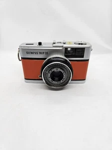 Olympus Trip 35 Filmkamera mit Objektiv 40 mm f2,8 mit orangefarbenem Leder - Bild 1 von 6