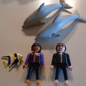 PLAYMOBIL People & Animals ~  Divers & Dolphins With Articulated Fins - Foto 1 di 2