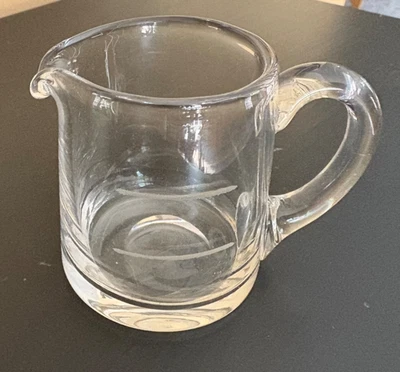 Jarra de jarabe grabada pequeña Lenox líneas grabadas de vidrio transparente Foto 1 de 4