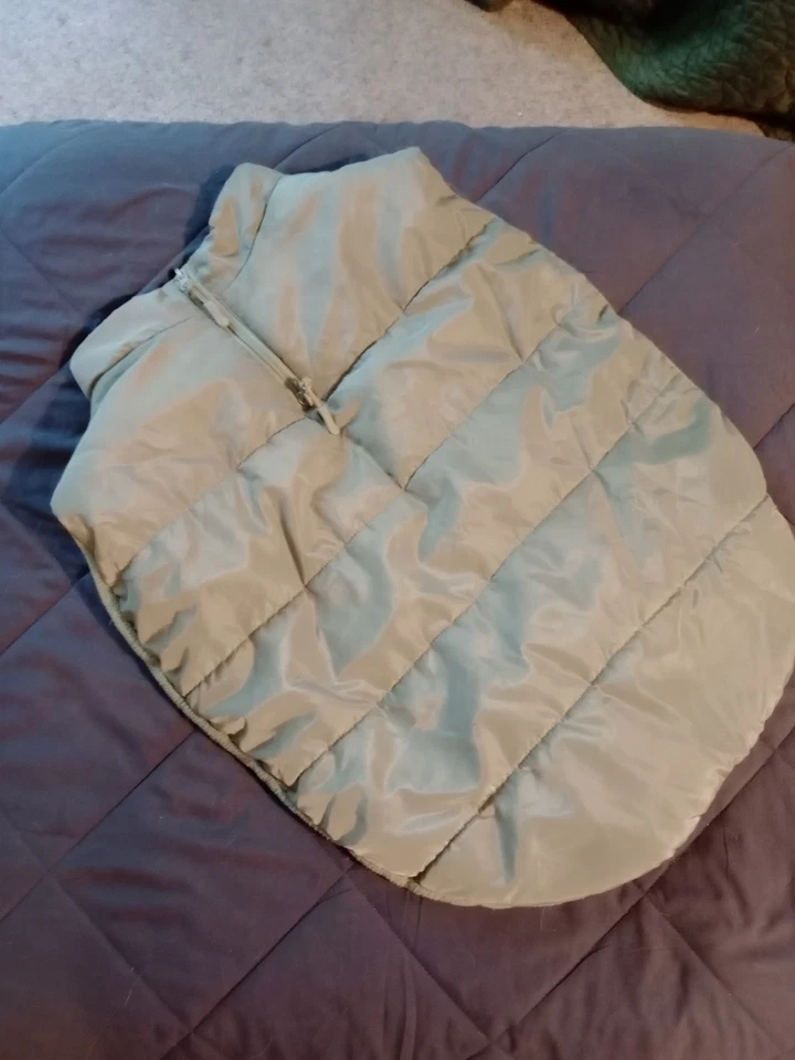 Botas y Barkley Verde Oliva, Parka Puffer Perro con Hebilla y Cremallera Foto 1 de 4