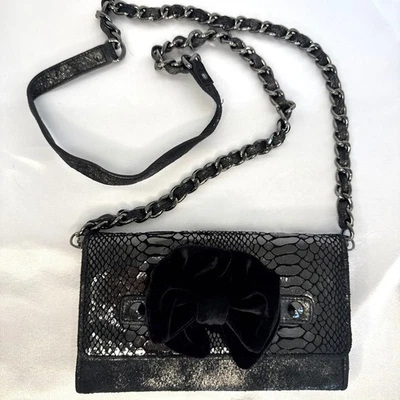 Bolso sin asas Betsey Johnson elegante negro imitación piel de serpiente con lazo de terciopelo y hombro Ch Foto 1 de 4