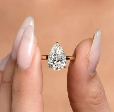 Anillo de compromiso solitario de diamantes cultivados en laboratorio VS2/H corte pera de 2 quilates de oro amarillo de 10 k Foto 1 de 4