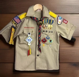 Vintage Pfadfinder Hemd Gr. 10 viele Patches Pins Bandana Medaillen Knopf Y2K - Bild 1 von 24