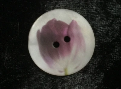 Italian Shell Button, Purple Tulip print on white Shell 23mm - Image 1 of 2