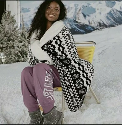 NUEVO CON ETIQUETAS VS ROSA Vacaciones Acogedora Blanca y Negra Faire Isle Peace Dog Sherpa Manta Foto 1 de 4