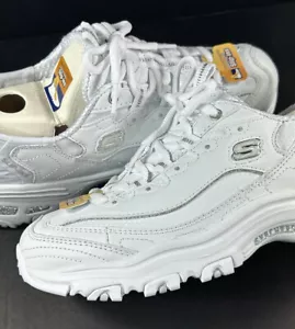 Skechers / D'Lites / NUEVA ESCENA / BLANCO PLATEADO / Slip Ins / Espuma con memoria / Reg $85 - Imagen 1 de 16