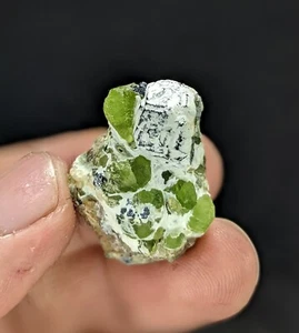 Muestra de cristal de peridoto natural de la mina Sapat Pakistán 12 g 29x22 mm - Imagen 1 de 8