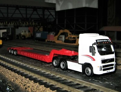 Tractor Cararama 185 Volvo FH-12 con Lowboy y CAT 163H niveladora de carretera 1/87 fundido a presión Foto 1 de 2