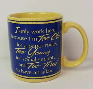 Gelbe Kaffeetasse/Tasse ""Ich arbeite nur hier, weil ich bin ...."" Designers Kollektion - Bild 1 von 5