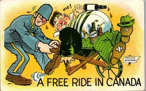 Vintage Comic Humor Postkarte Polizist Polizist mit betrunkenem Mann in Schubkarre um 1910 - Bild 1 von 3