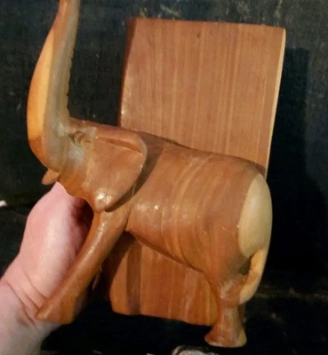 Sujetalibros de elefante de madera de teca vintage tallado a mano, baúl para la suerte, Tailandia  Foto 1 de 4