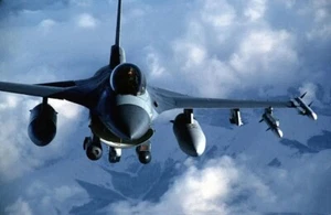 Custom Kit 1:18 LANTIRN AN/AAQ-14 targeting pod for BBI Elite Force F-16 - Picture 1 of 3