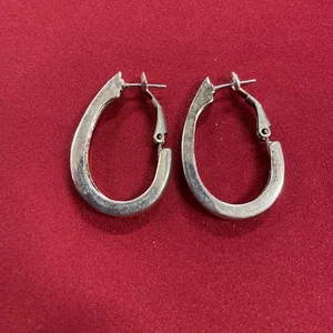 Pendientes de aro alargados con cierre de pestillo de bisagra en tono plateado  - Imagen 1 de 4