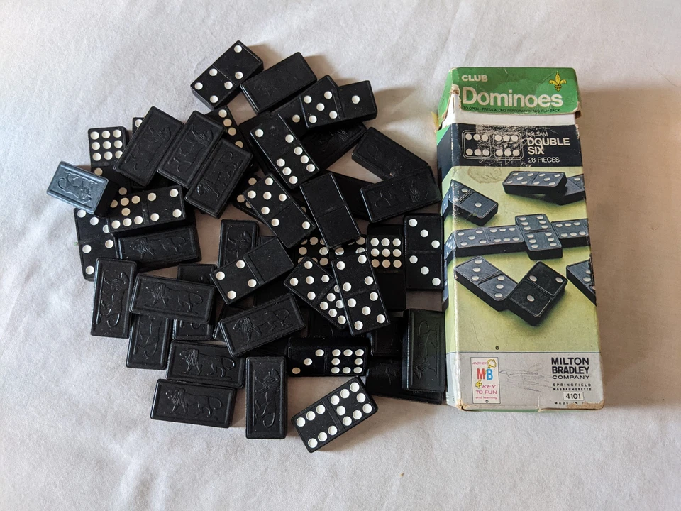 Lote De Colección De 81 Dominó Blanco Negro León Flor De Lis Milton Bradley Caja Foto 1 de 1
