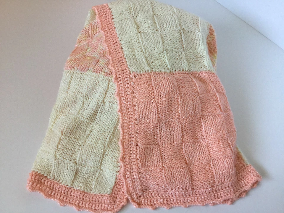 BABY AFGHAN - Rosa/Blanco Manchado - 47" X 39" - Tejido a Mano - Lavar a Máquina $ Secar Foto 1 de 4