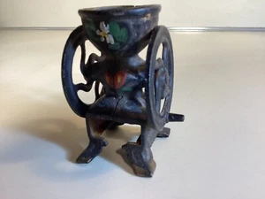 Molinillo de café de juguete miniatura de hierro fundido pintado a mano, 4" de alto, rueda gira - Imagen 1 de 8