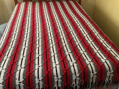 Crochet hecho a mano "Afgano negro/gris/rojo y blanco 74" x 61" flecos en 2 extremos Foto 1 de 4