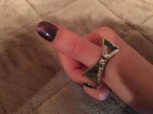 GOLD COLORED RING WITH BOW SIZE 8 - Picture 1 of 1