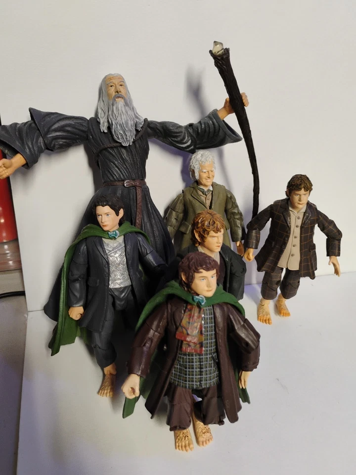Lote de figuras de El Señor de los Anillos Gandalf y toda la pandilla 4,25" Marvel usadas Foto 1 de 4