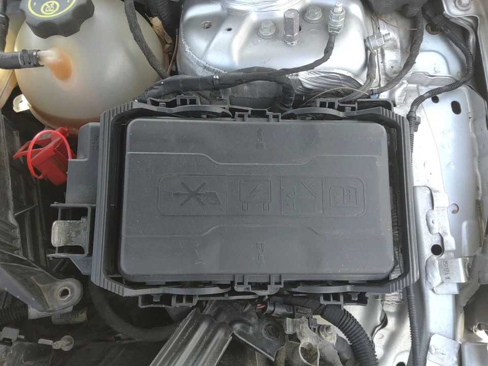 18 BUICK REGAL Engine Fuse Box 2.0l Halogen Headlamps - Image 1 of 1