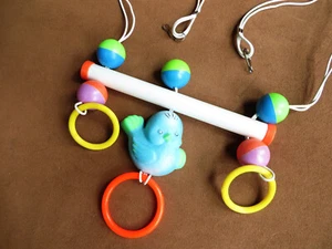 Vintage AVON Hongkong hängender Vogel & Ring Mobile sensorische Aktivität Baby Kleinkind Spielzeug - Bild 1 von 3