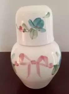 CARAFFA ACQUA CERAMICA VINTAGE COMODINO FLOREALE E FIOCCO CON COPERCHIO TAZZA - Foto 1 di 4