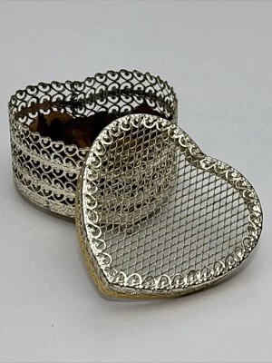 Contenedor de boda vintage de corazón de metal de 4x4 pulgadas + tapa con pétalos de rosa roja seca Foto 1 de 4